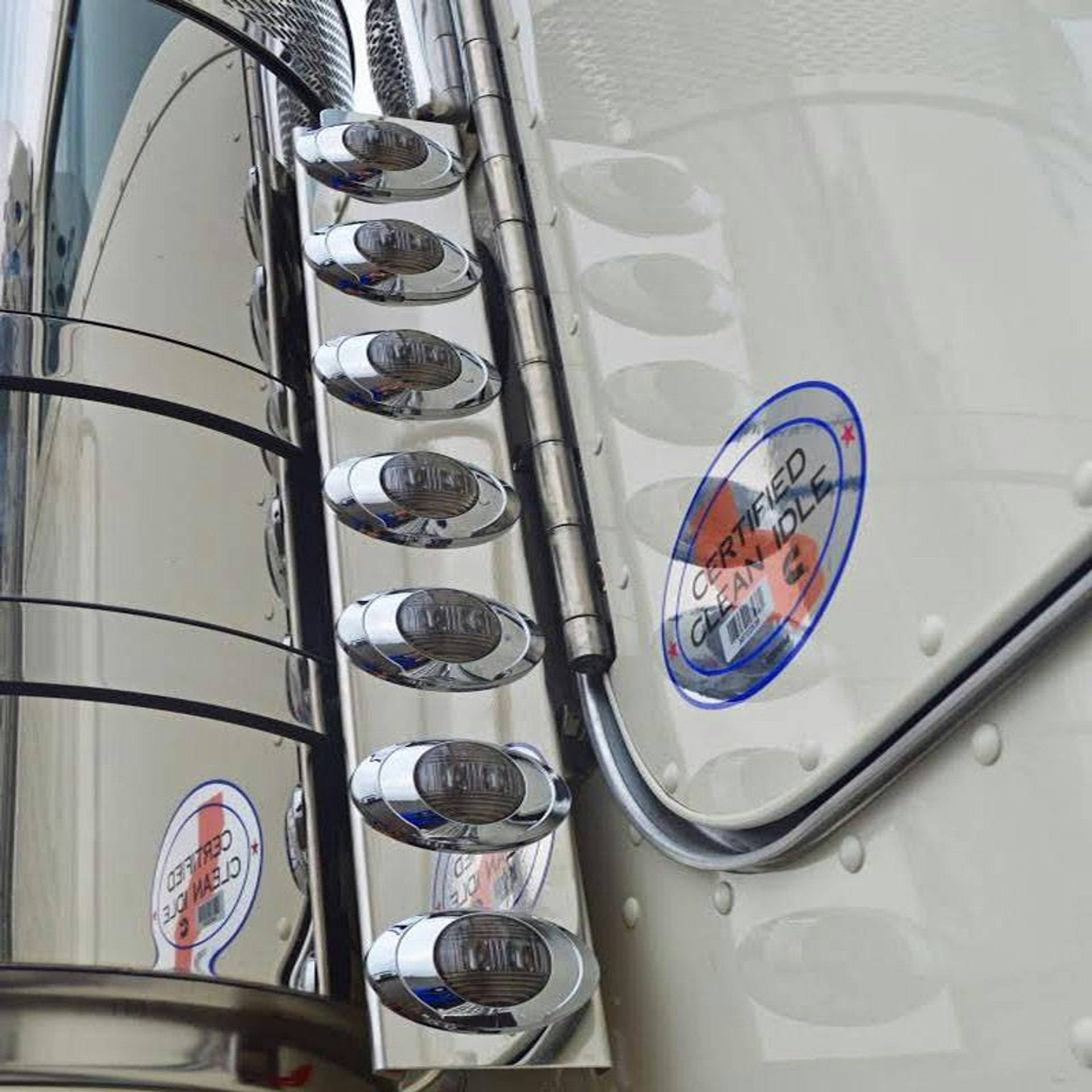 Peterbilt 379 388 389 15" Front Air Cleaner LED Light Bar With P3 LEDs