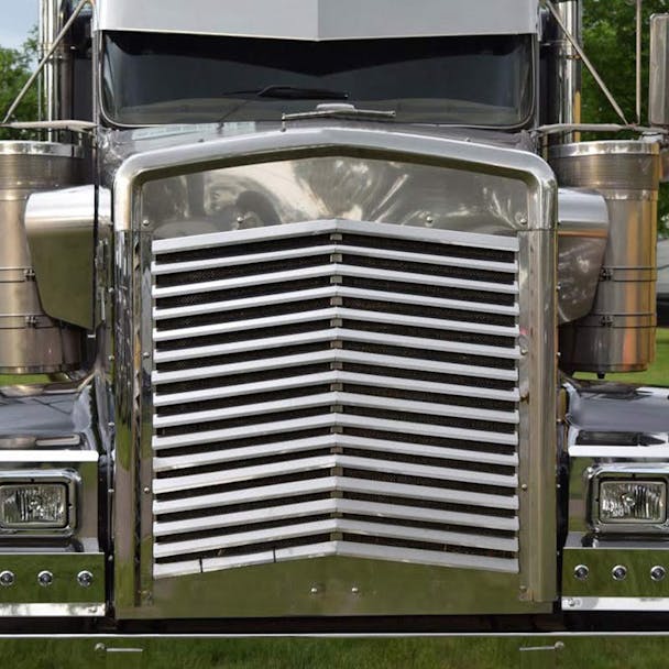 Kenworth W900L Angled Louvered Grill With 16 Bars Close Up