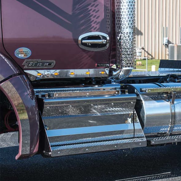 Kenworth Battery Box Cover & Steps On T880