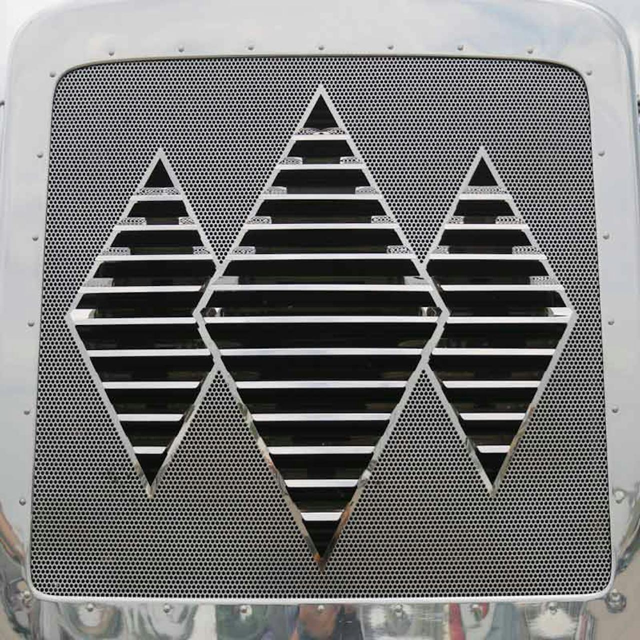 Kenworth T800 Stainless Steel Triple Diamond Louvered Grill Insert By  RoadWorks - Raney's Truck Parts
